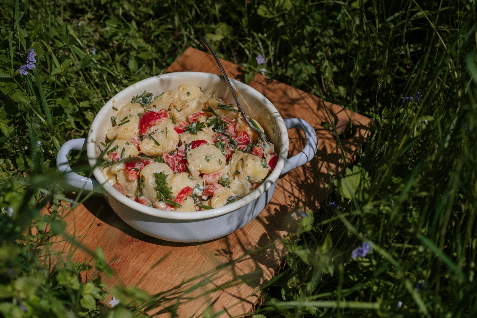 Emaille Schüssel gefüllt mit Salat