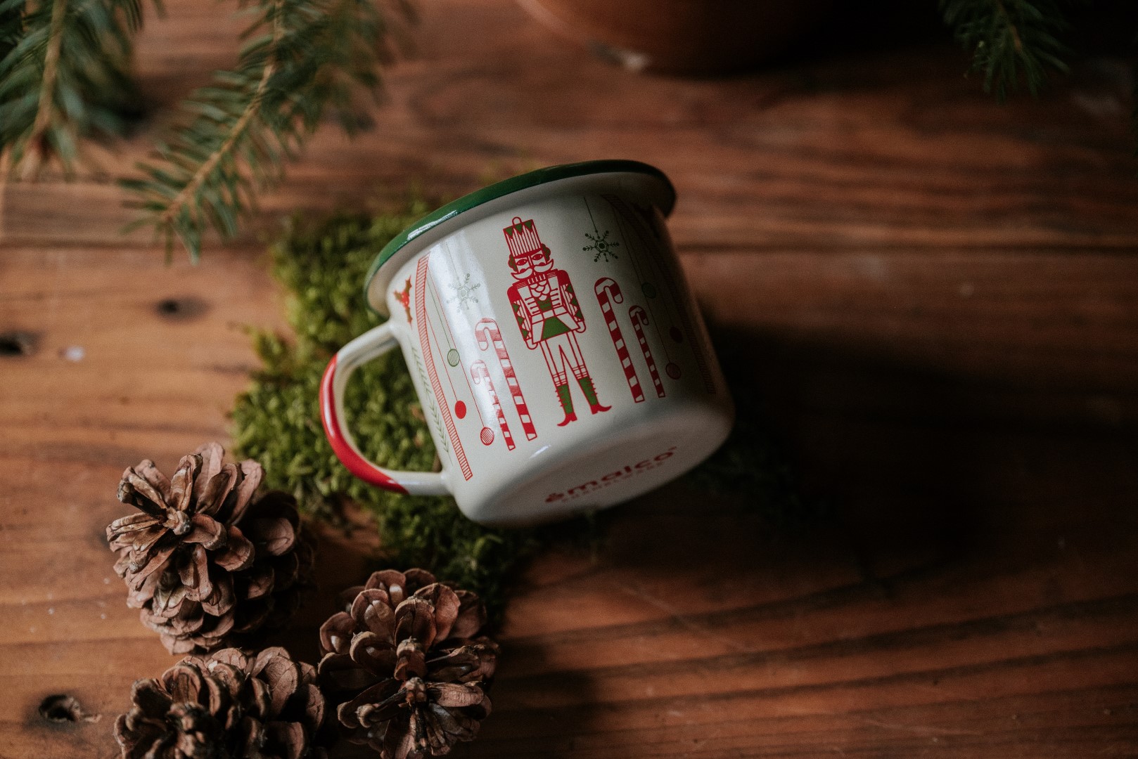 Weihnachtskaffeebecher aus Emaille