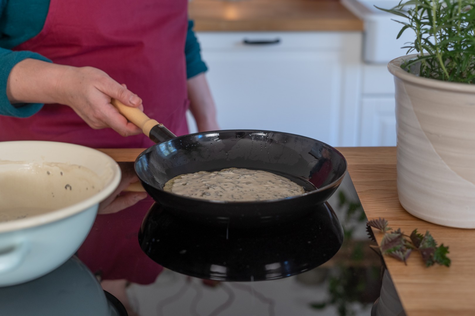 Bratpfanne mit Pfannkuchenteig Brennnessel