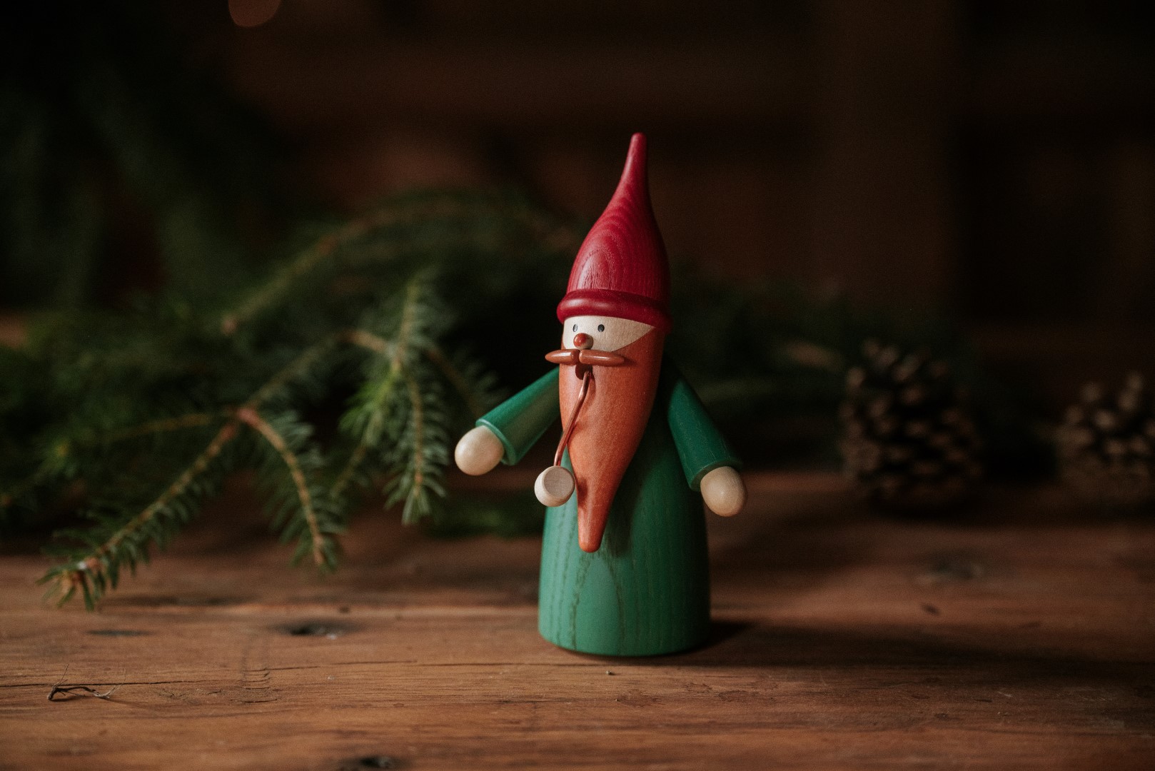 Räuchermann Wichtel mit grünem Mantel