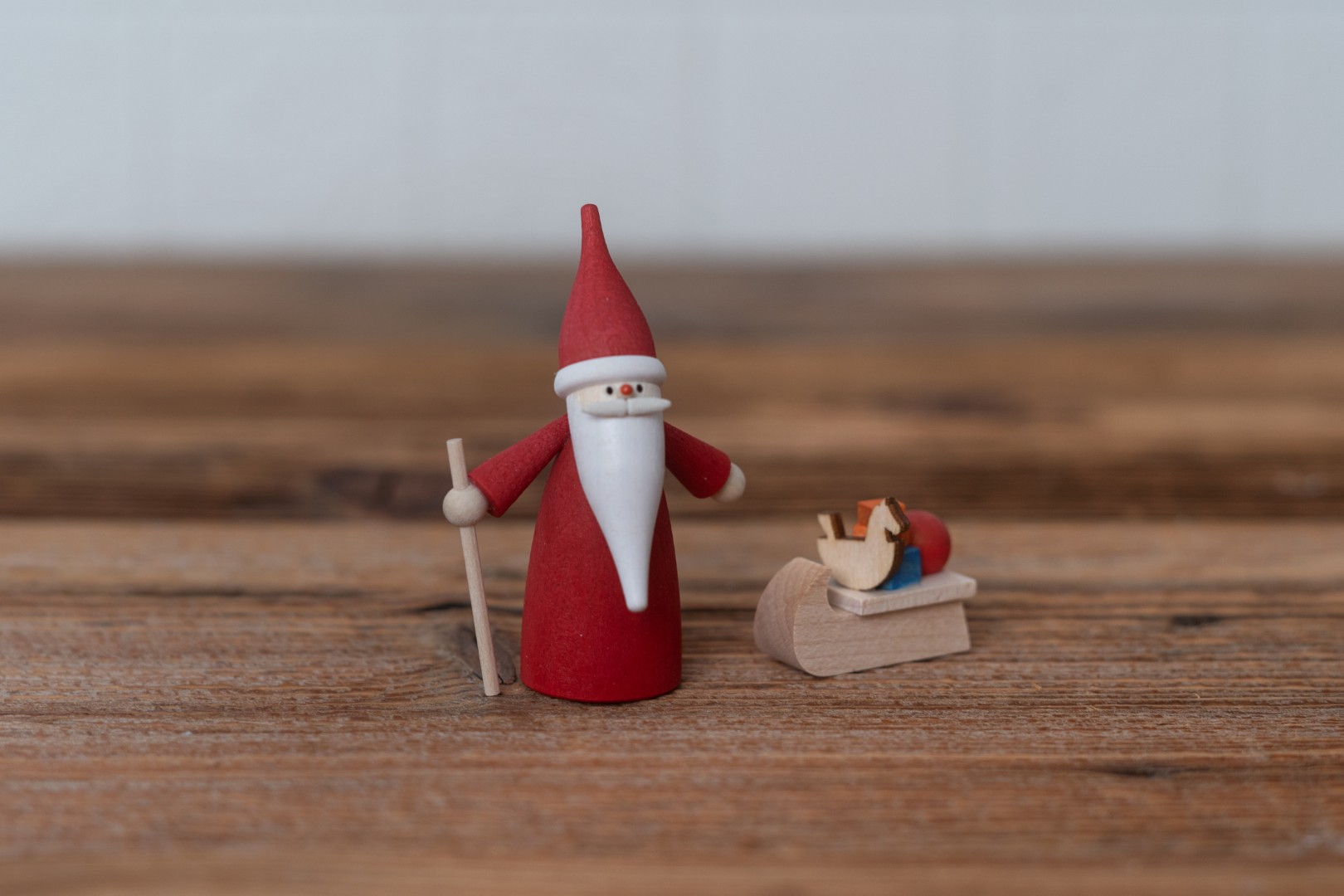 Kleiner Holz Weihnachtsmann mit Schlitten