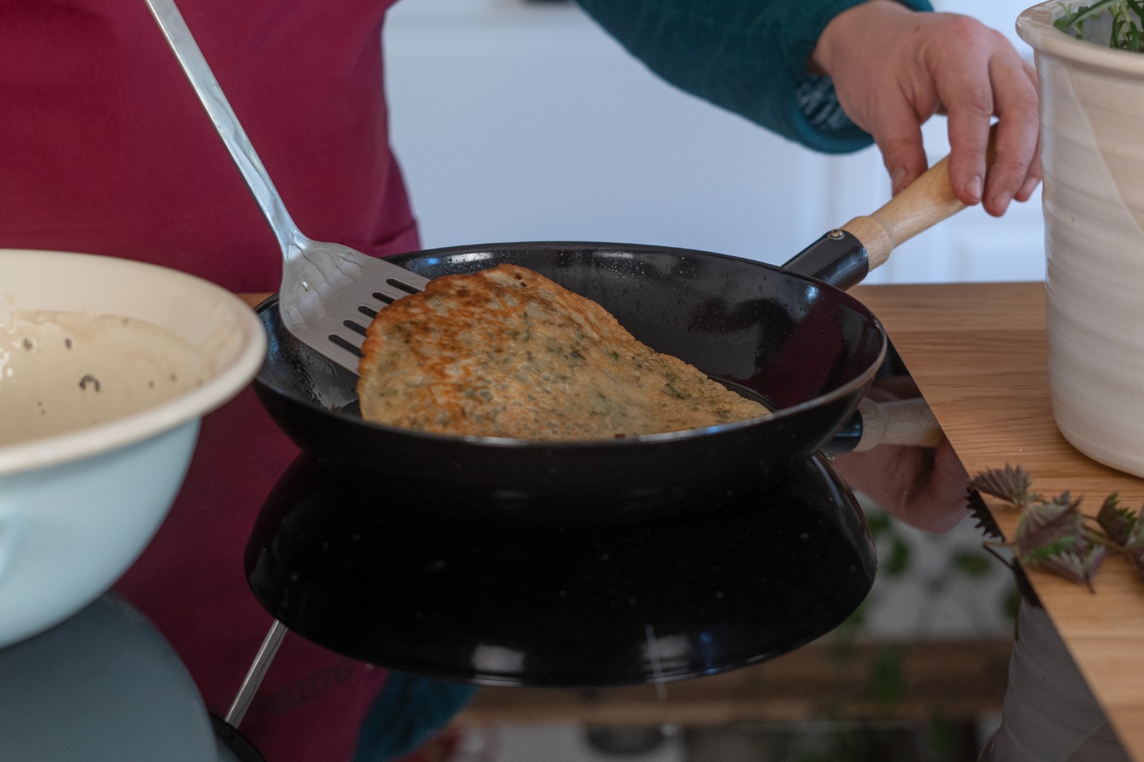 Vegane Pfannkuchen mit Wildkräutern in Emaille Pfanne