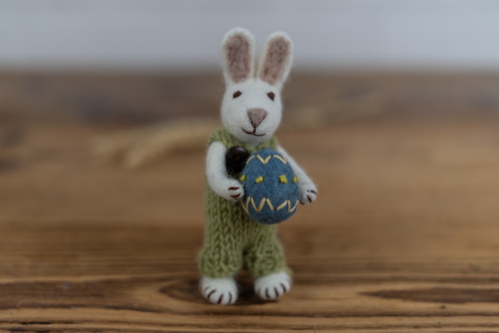 Weißer Osterhase mit Ei