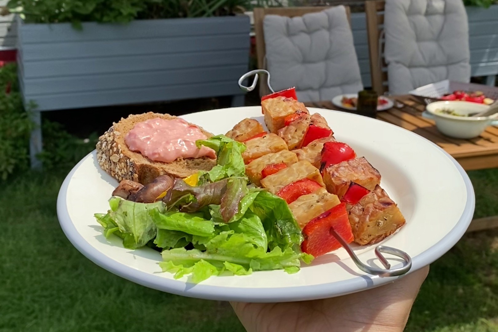 Emaille Teller mit Grillspießen und Salat