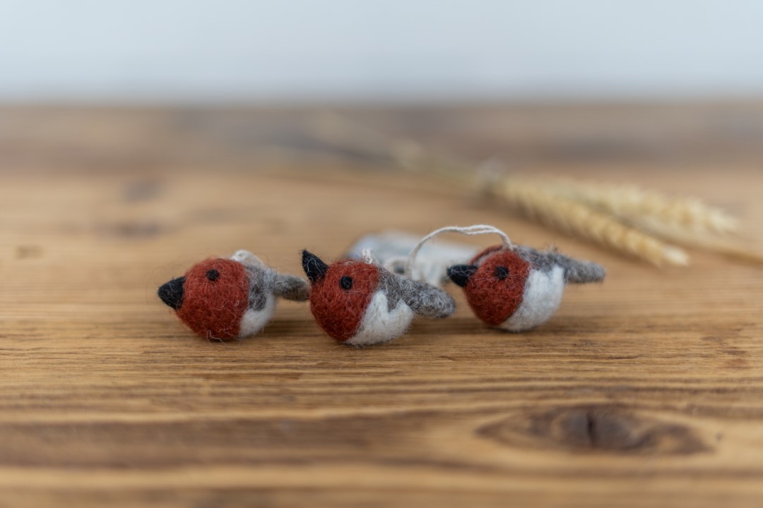 Drei rote Vögel