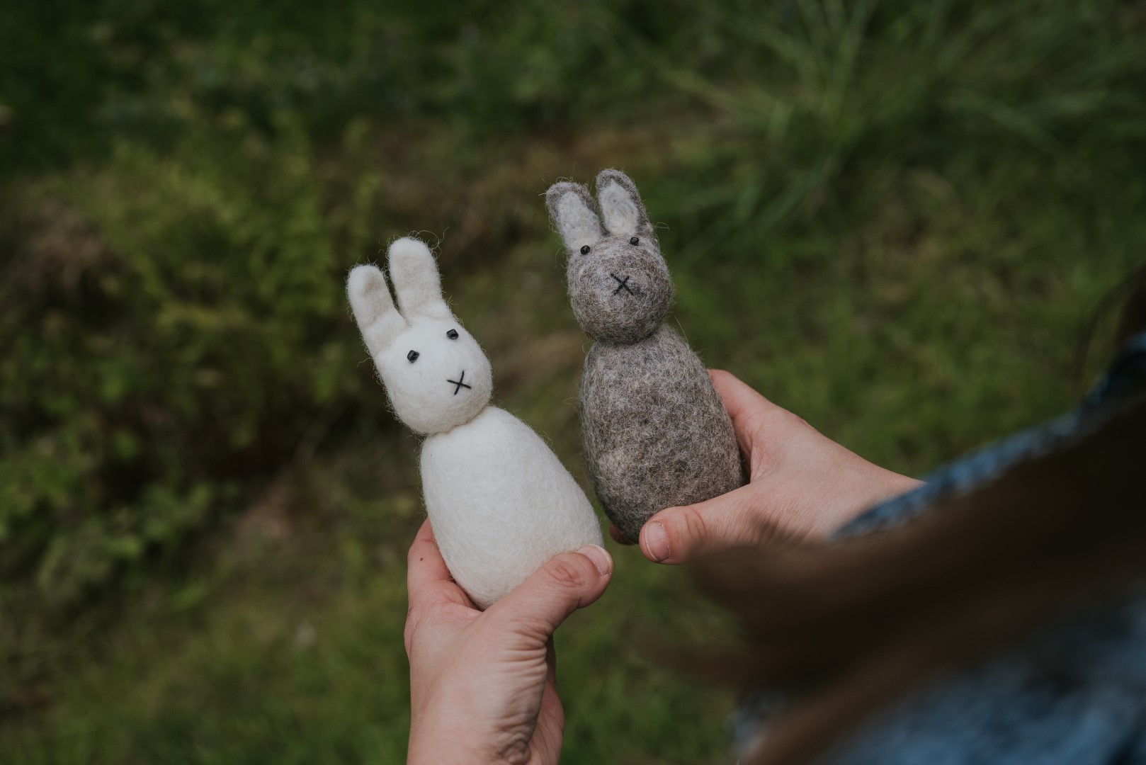 Zwei Filz Osterhasen