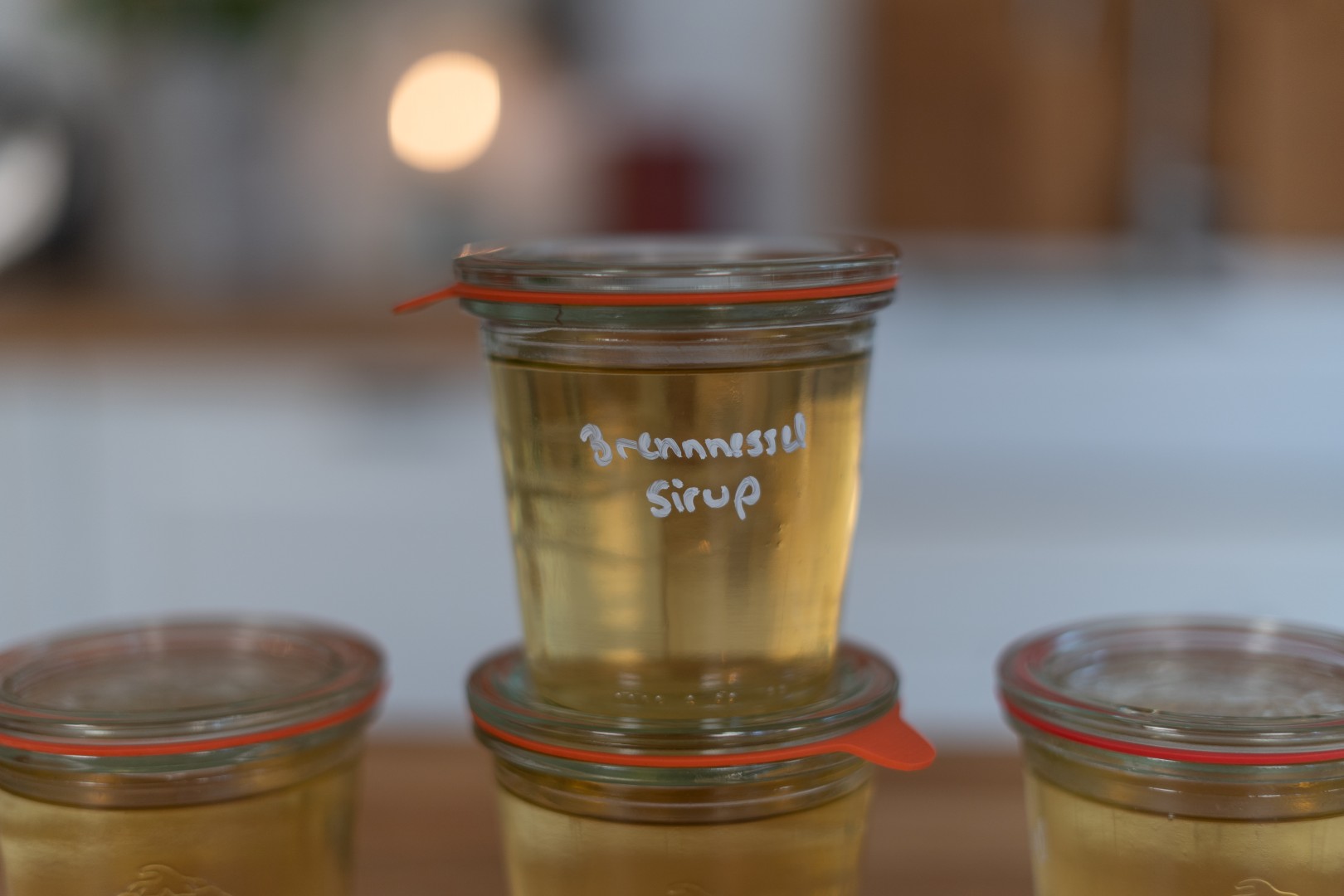 Eingekochter Brennnesselsirup vom Sommer im Weck Glas