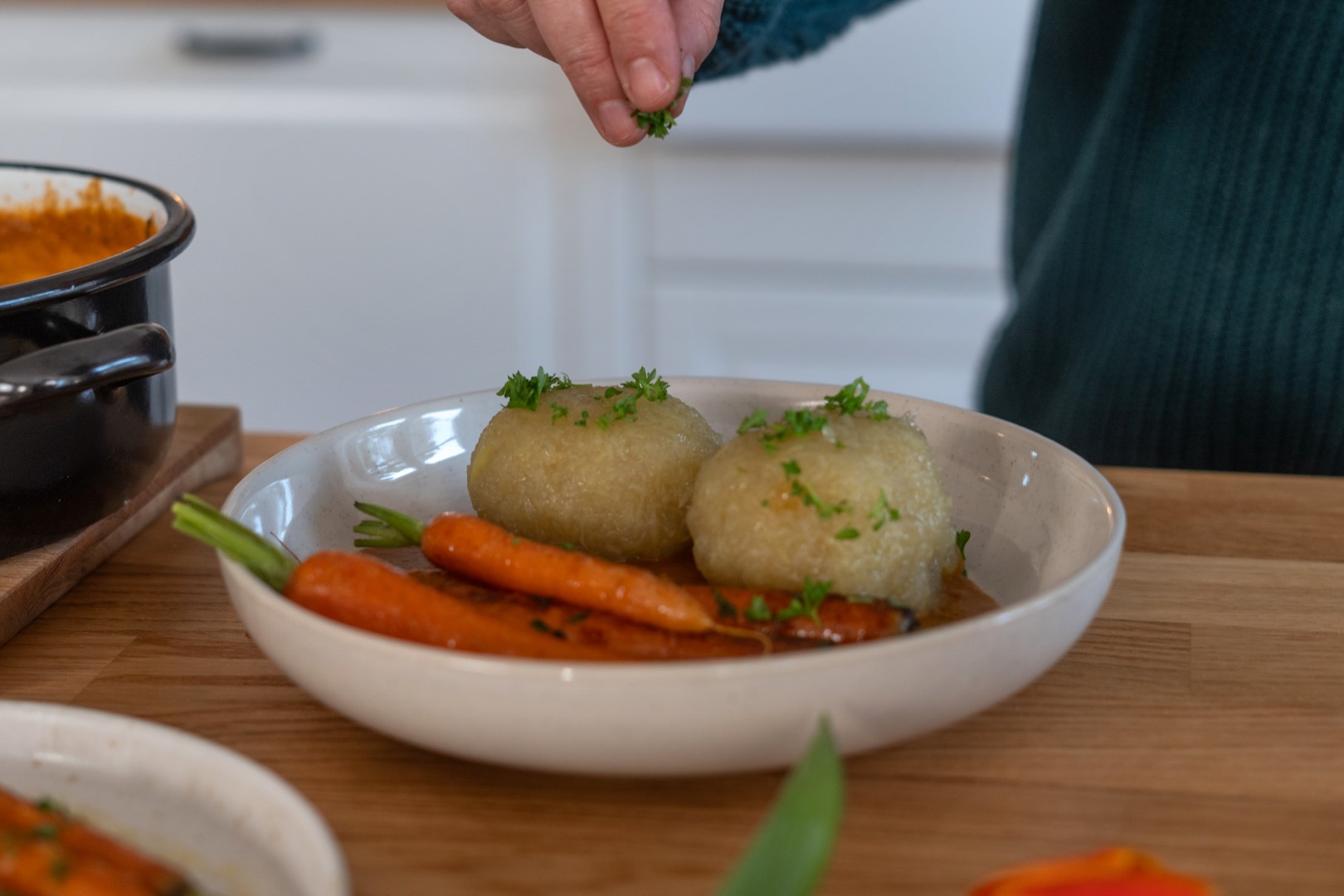 Grüne Klöße mit veganer Bratensoße und Karotten