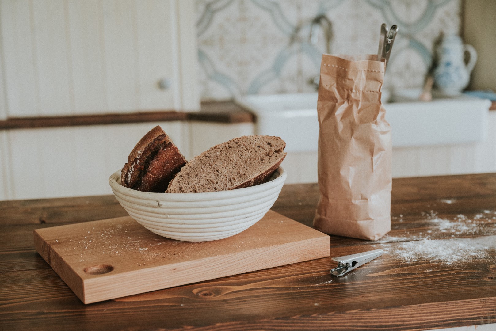 Sauerteigbrot mit Mehltüte und Gärkorb
