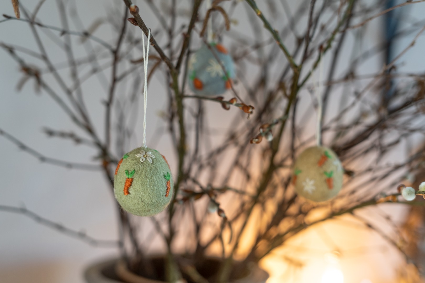 Bunt gefilzte Ostereier