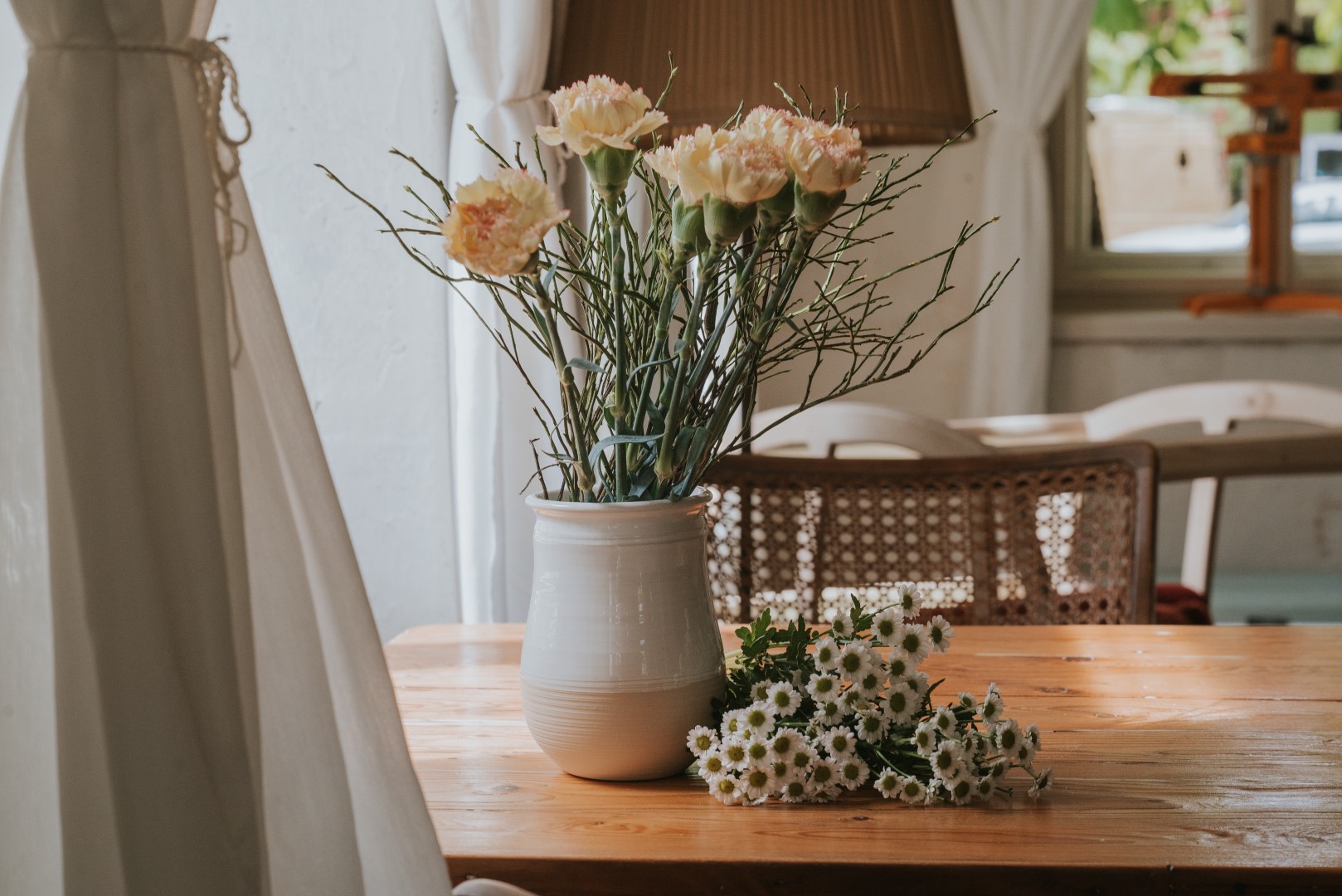 Frühlingsblumen in KEramikvase