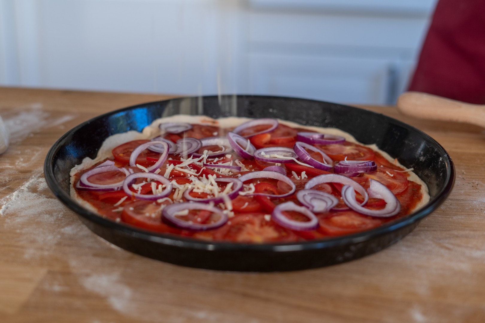 Pizza Blech belegt mit Tomatensoße, Gemüse und Käse