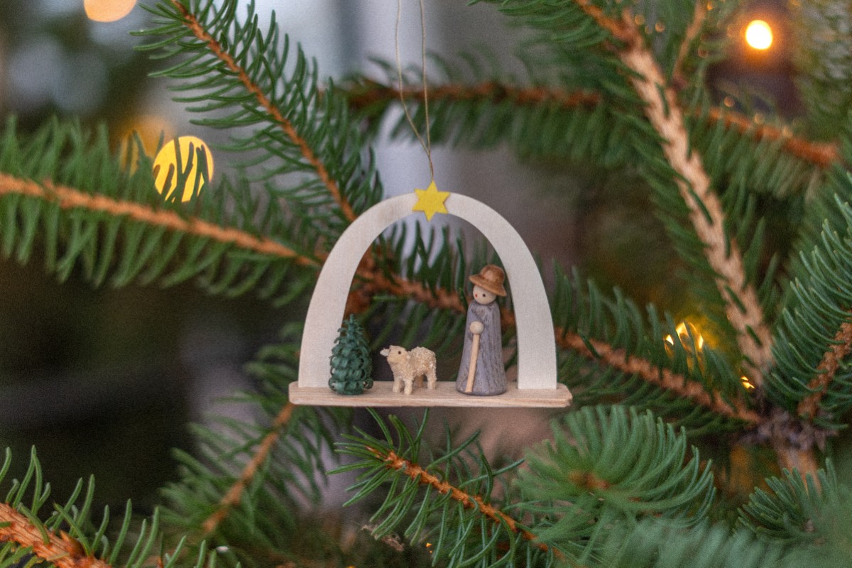 Baumanhänger mit Hirte, Schaf und Tannenbaum aus Holz