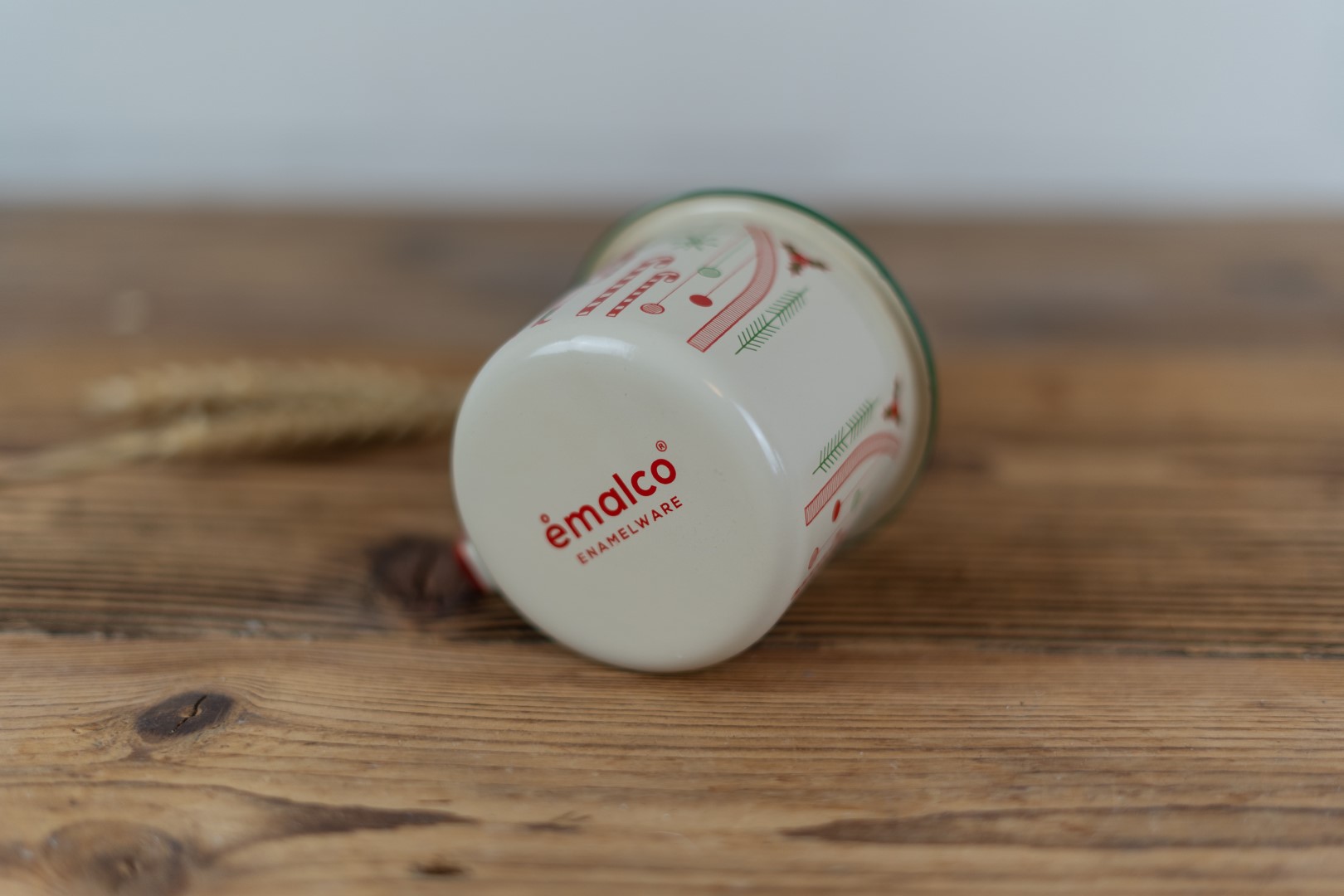 Emaille Tasse mit Zuckerstangen