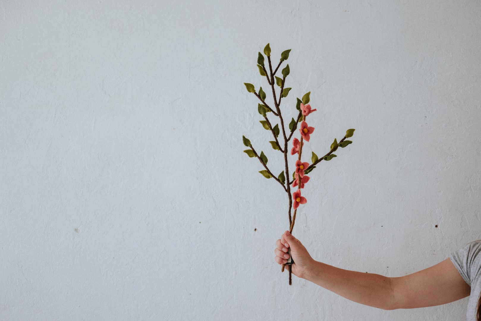 Blumen und Zweige aus Filz