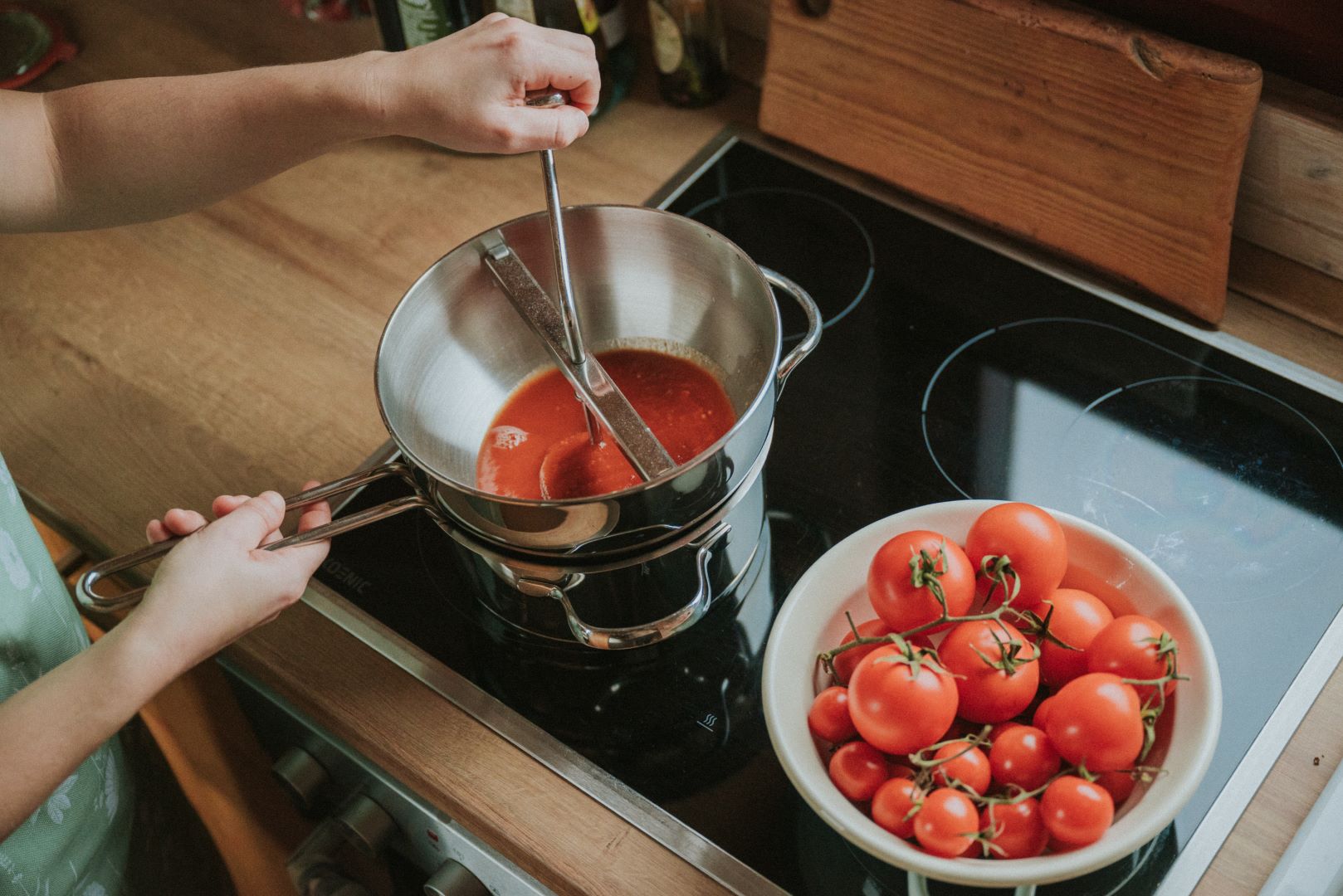 Tomatensoße ohne Stücke wird mit FLotte Lotte synonym für Passiergerät hergestellt