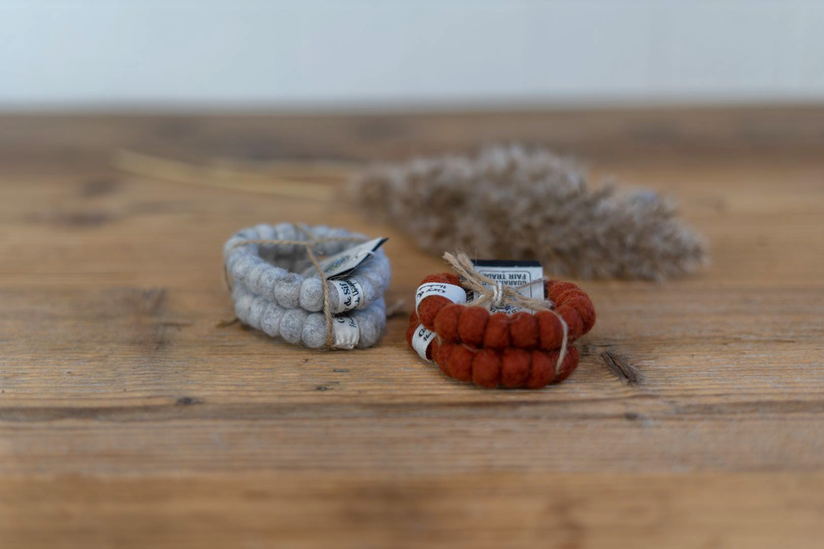 Gry & Sif zwei Sets bunte Serviettenhalter FIlz