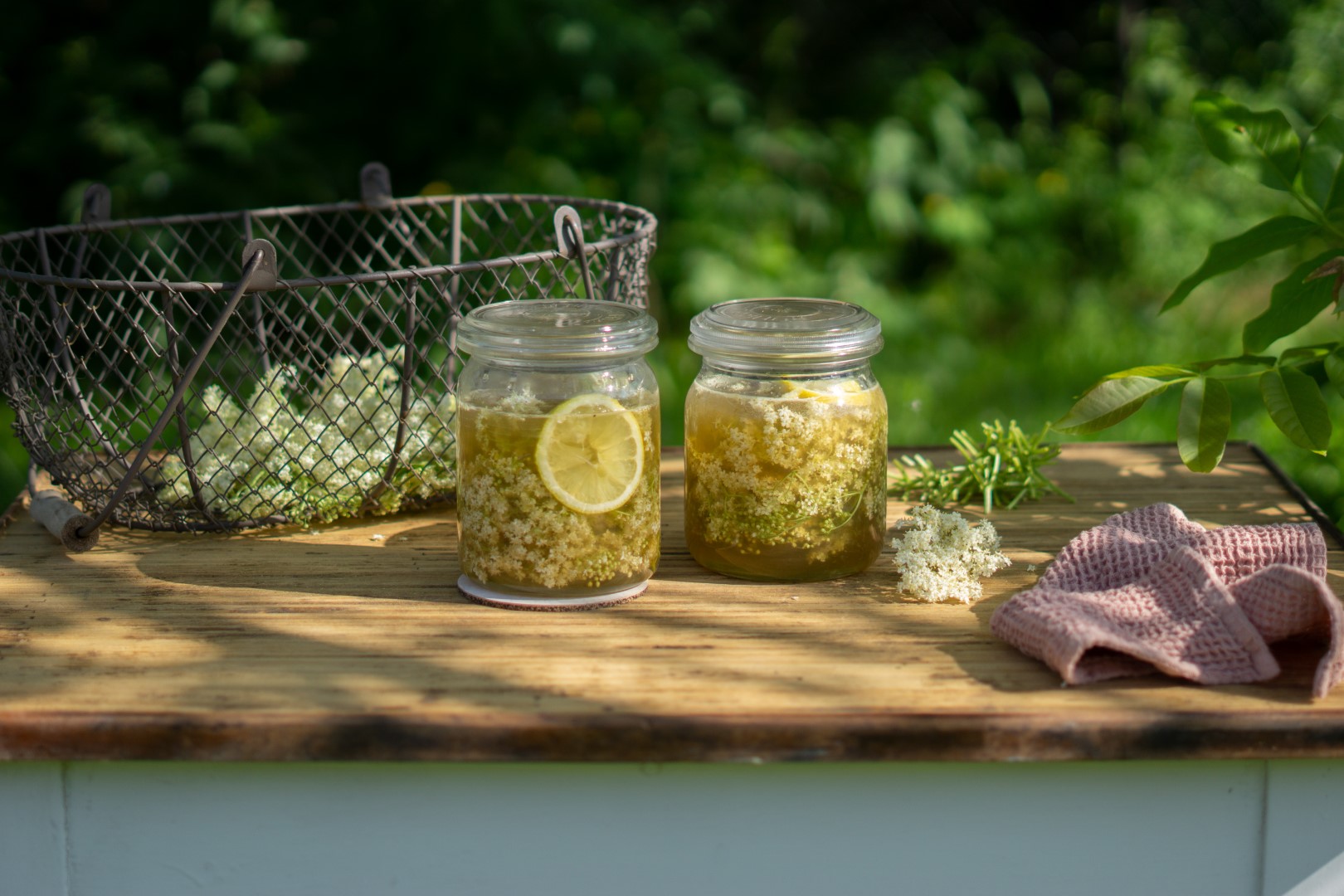 Holunderblüten Sirup über Nacht im Glas ziehen