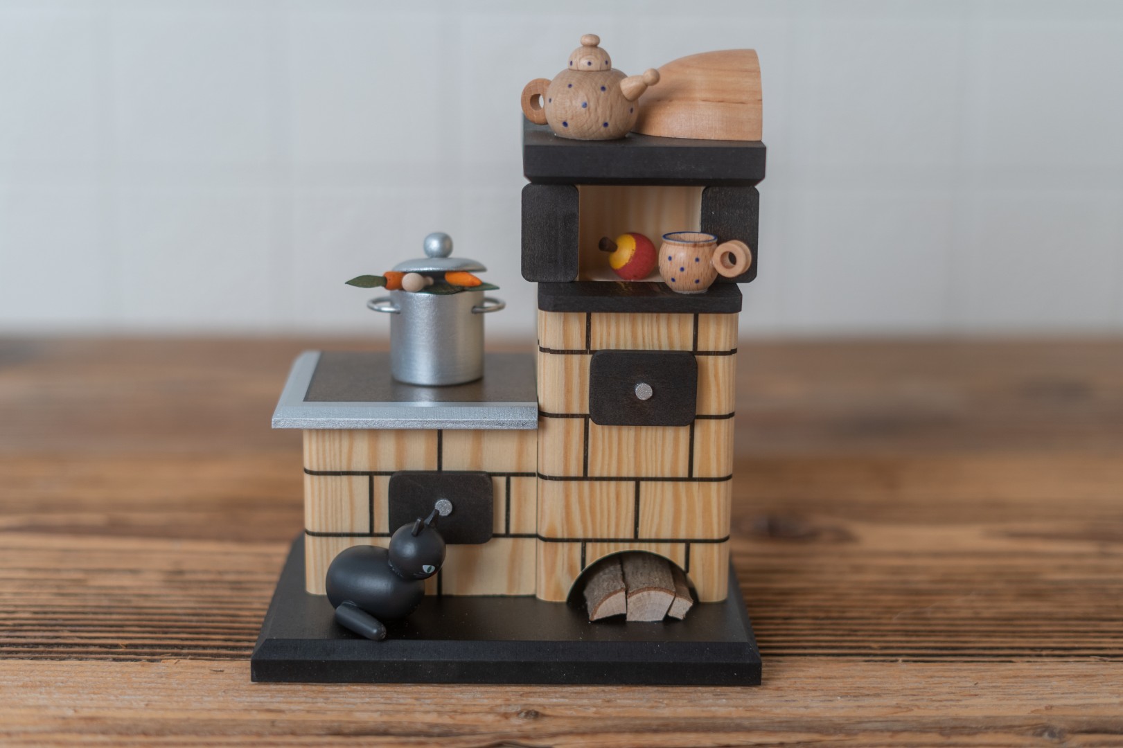 Holzofen für Räucherkerzen mit Kochtopf und schwarzer Katze