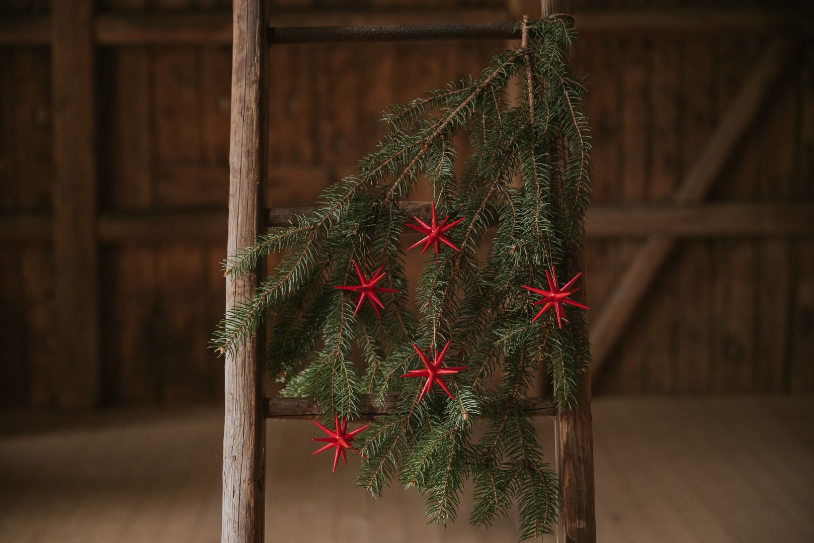 Rote Holz Sterne als Weihnachtsdeko