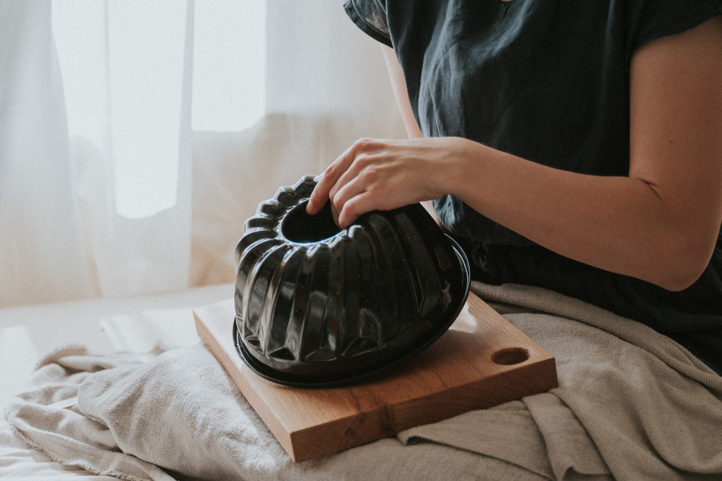 Riess Gugelhupfform auf einem Holzbrett