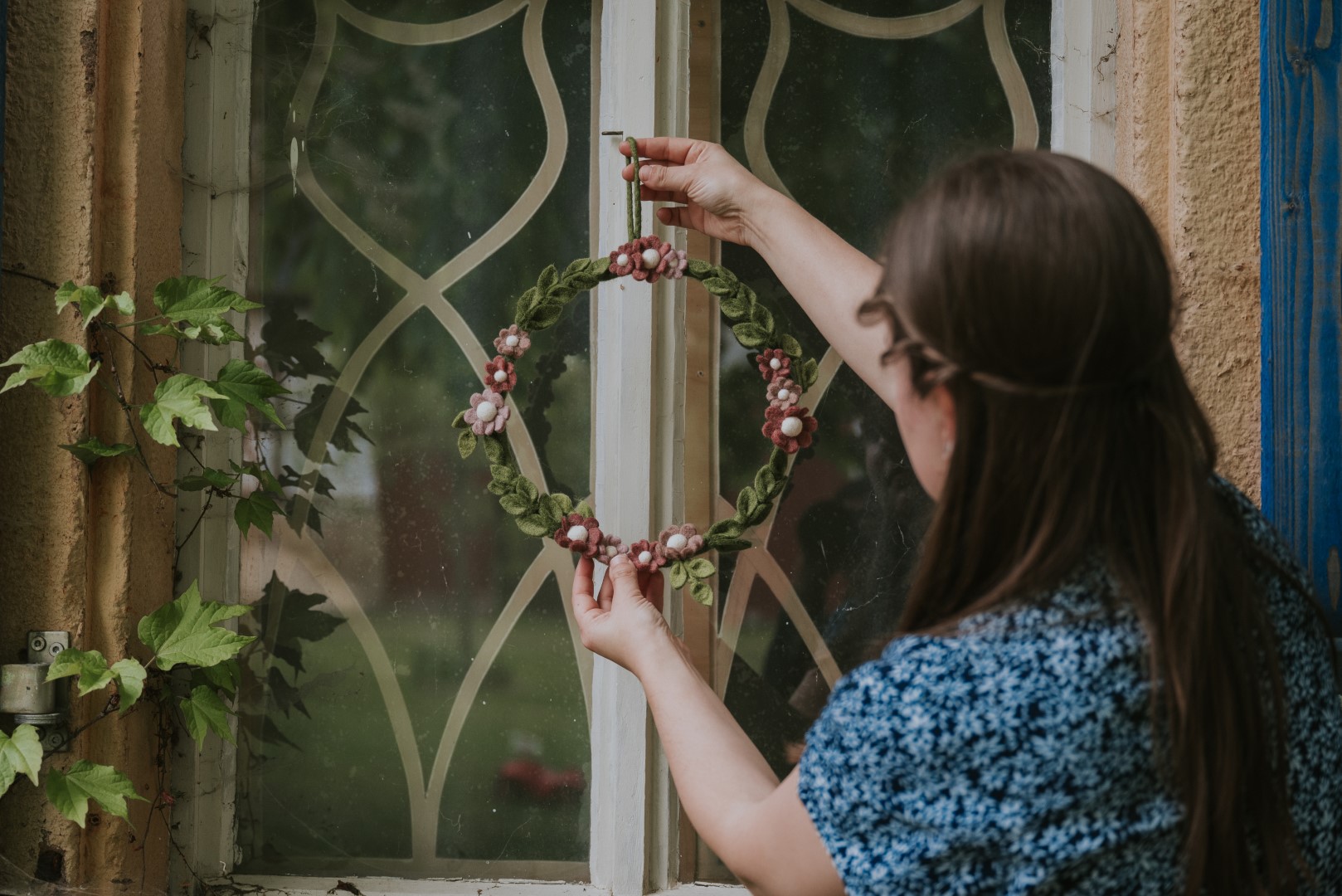Gry & Sif Filzblumen Kranz am Fenster