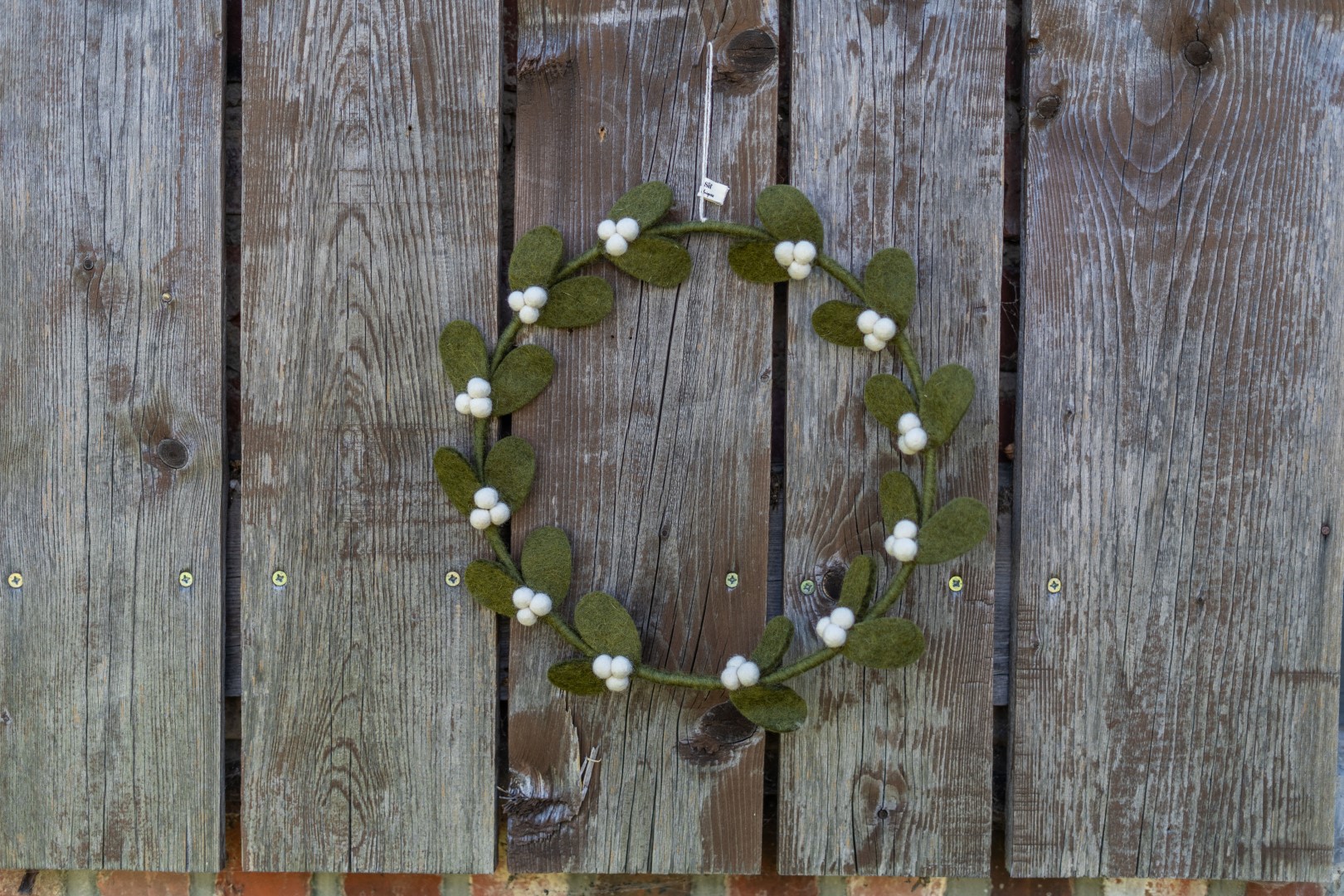 Mistelkranz aus Filz hängend