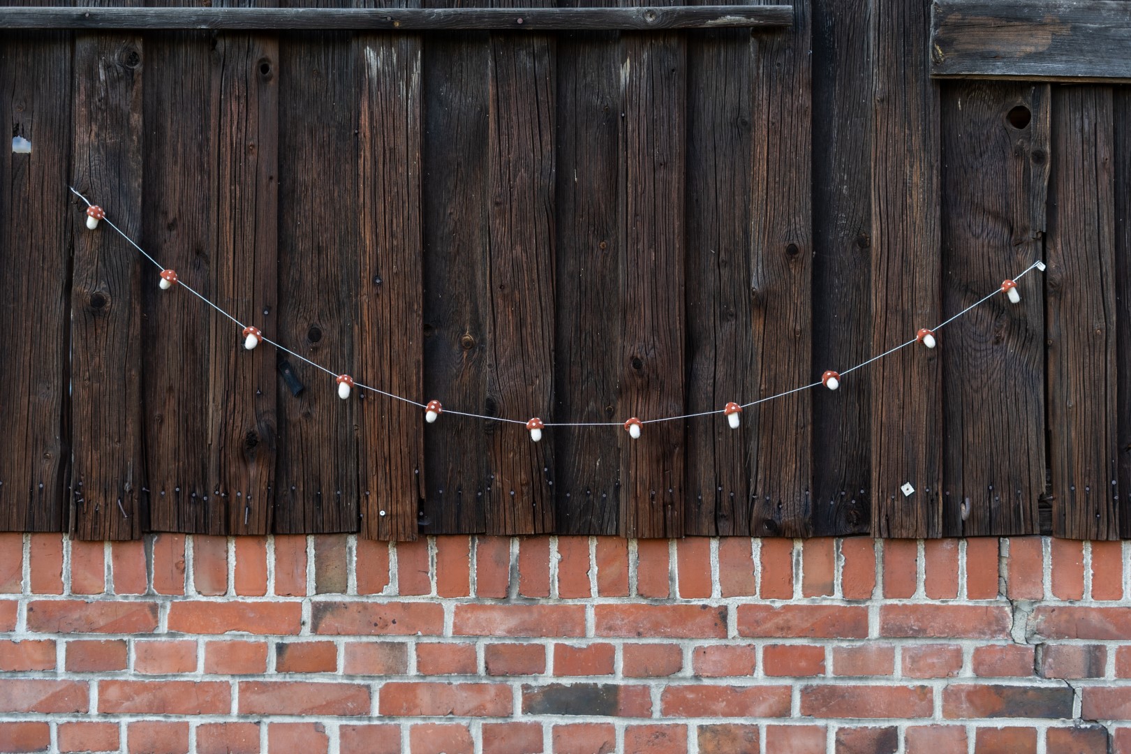 Gefilzte Girlande mit Pilzen