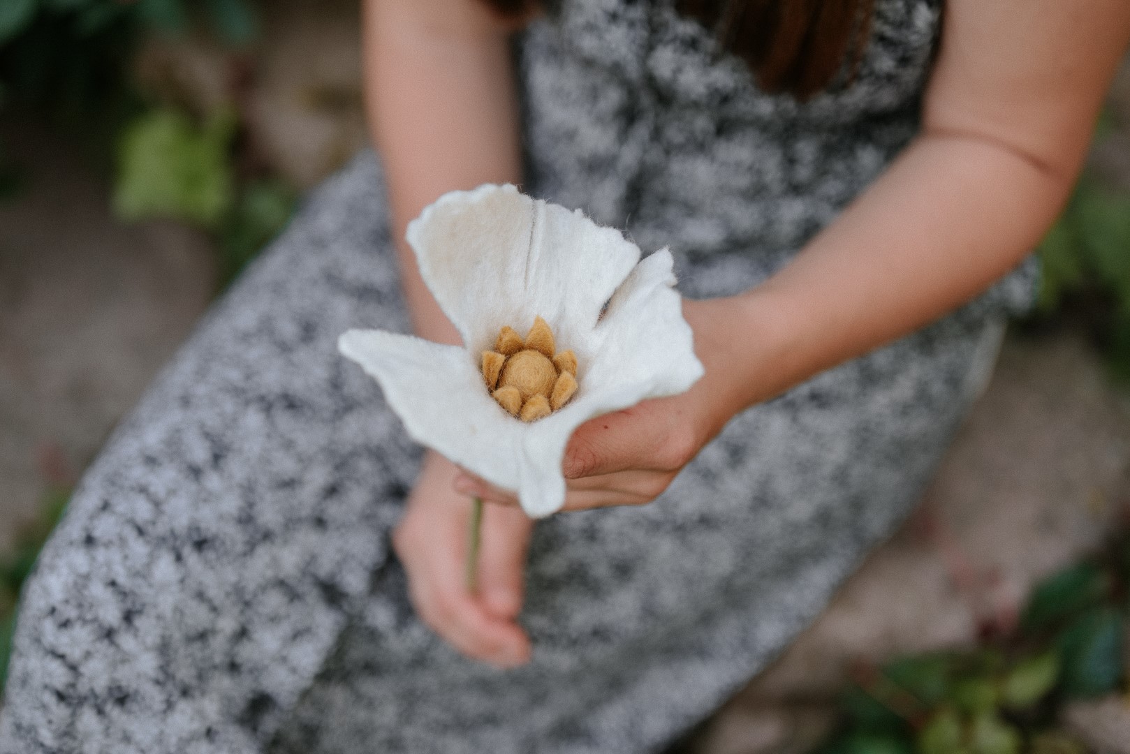 Weiße Mohnblume aus Filz