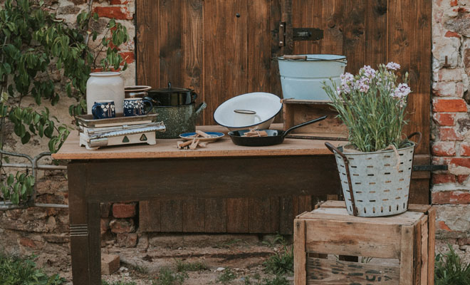 Holztisch mit Emaille-Eimern und Küchenwaage